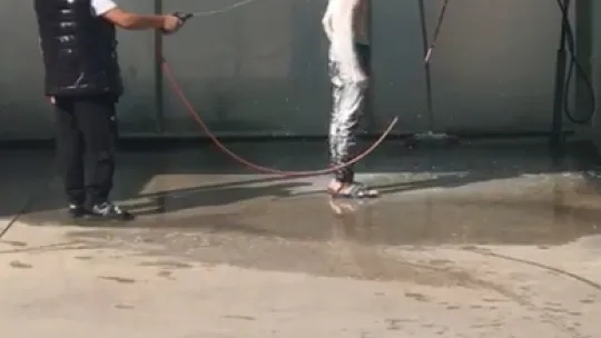 Çocuklar akaryakıt istasyonundaki köpükle serinledi