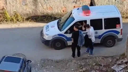 Çocuklar babalarının elektrikli aracını kaçırdı, şarj bitince yolda kaldılar