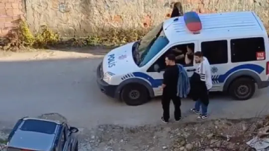 Çocuklar babalarının elektrikli aracını kaçırdı, şarj bitince yolda kaldılar