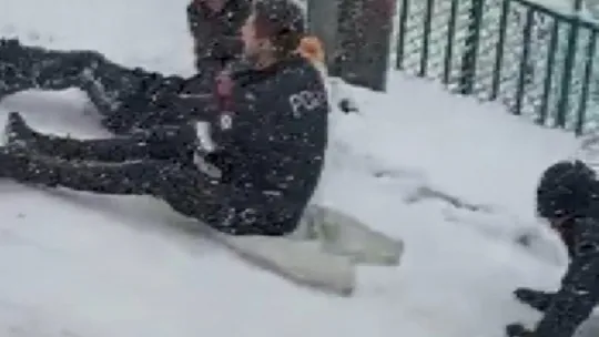 Çocuklar ile polis ekiplerinin sokakta poşetle kayak keyfi