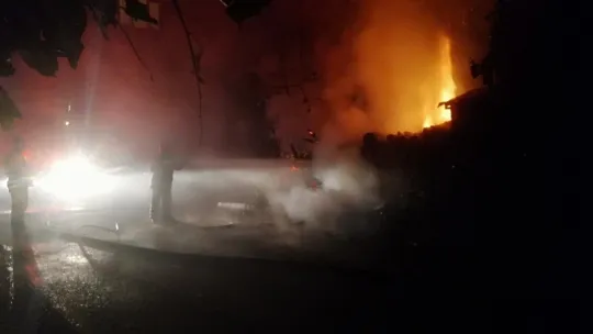 Gölcük'te baraka alev alev yandı