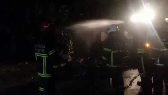 Gölcük'te baraka alev alev yandı