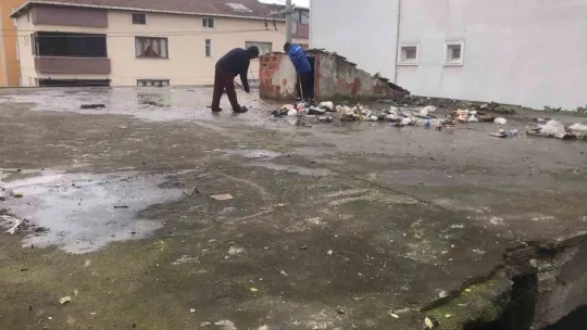 Çöp ev operasyonu: 3 kamyon çöp çıkarıldı