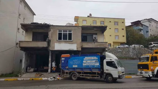 Çöp ev operasyonu: 3 kamyon çöp çıkarıldı