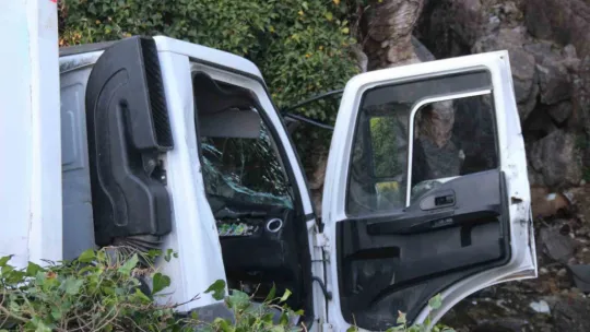 Çöp kamyonu uçurumda asılı kaldı