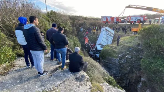 Çöp kamyonu uçurumda asılı kaldı