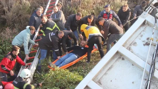 Çöp kamyonu uçurumda asılı kaldı