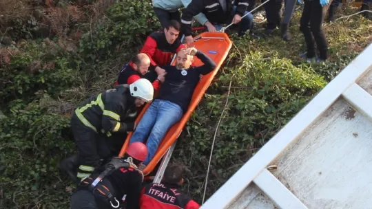 Çöp kamyonu uçurumda asılı kaldı