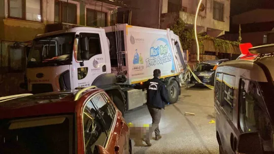 Çöp kamyonundan indirip bacaklarından vurdu