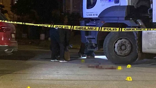 Çöp kamyonundan indirip bacaklarından vurdu