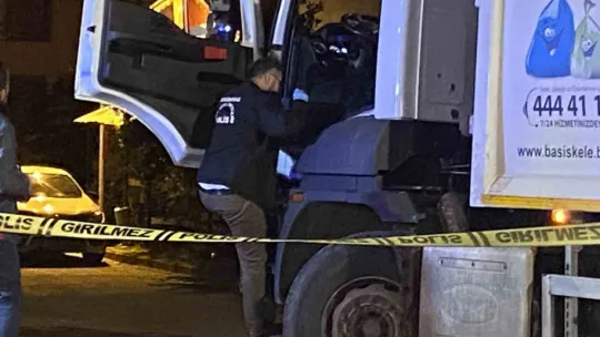 Çöp kamyonundan indirip bacaklarından vurdu