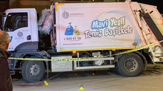 Çöp kamyonundan indirip bacaklarından vurdu