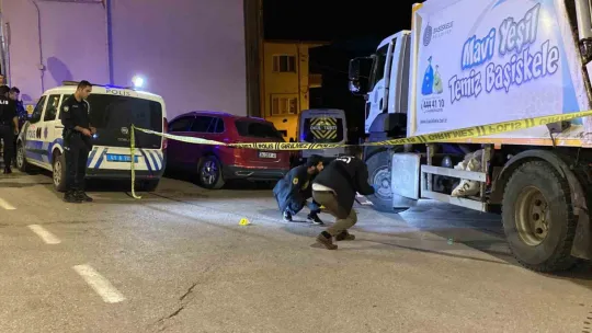 Çöp kamyonundan indirip bacaklarından vurdu