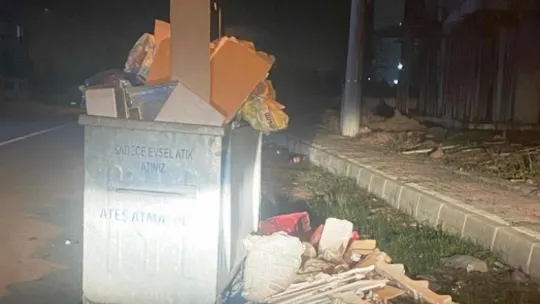 Çöp konteynerlerini yaktılar