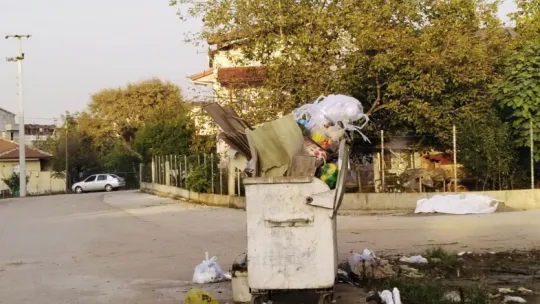 Çöp konteynerlerini yaktılar