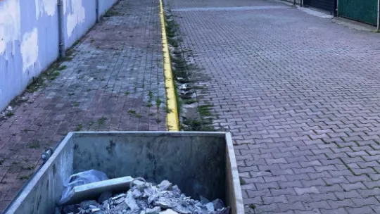 Çöp konteynerlerini yaktılar