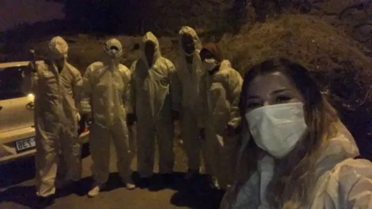 Covid-19 hastası kadına arkadaşlarından beyaz tulum ve meşaleli sürpriz