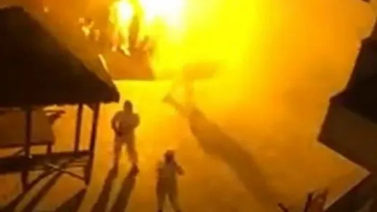 Covid-19 hastası kadına arkadaşlarından beyaz tulum ve meşaleli sürpriz