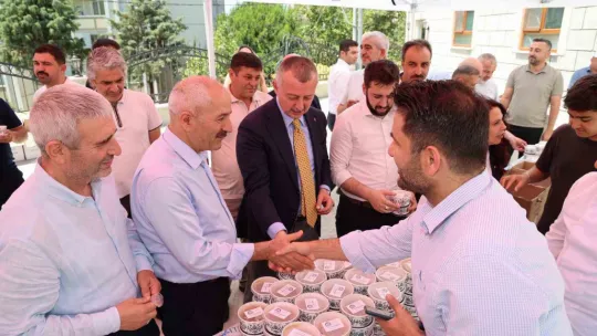 Cuma namazı sonrası aşure dağıtıldı