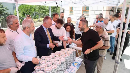 Cuma namazı sonrası aşure dağıtıldı