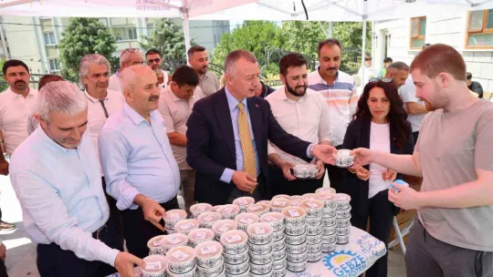 Cuma namazı sonrası aşure dağıtıldı