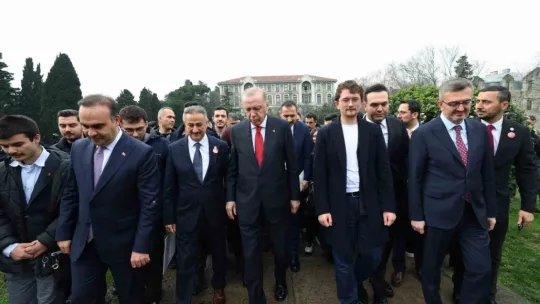 Erdoğan, Boğaziçi Üniversiteli öğrencilerle kampüste yürüdü
