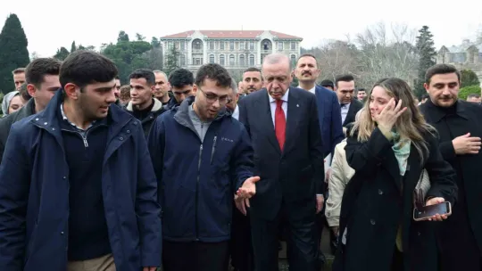 Erdoğan, Boğaziçi Üniversiteli öğrencilerle kampüste yürüdü