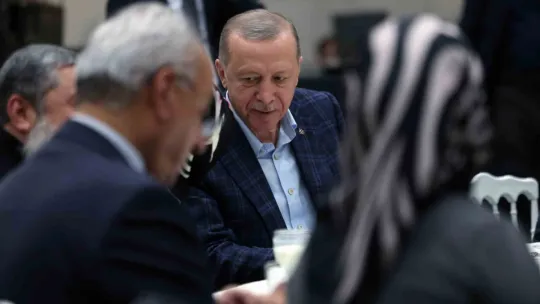 Cumhurbaşkanı Erdoğan depremzedeler ile iftarda buluştu