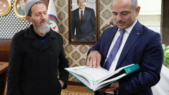 Cumhurbaşkanı Erdoğan için el yazması Kur'an-ı Kerim yazdı