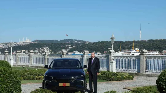 Cumhurbaşkanı Erdoğan, Togg'un yeni modeli T10F'yi test etti