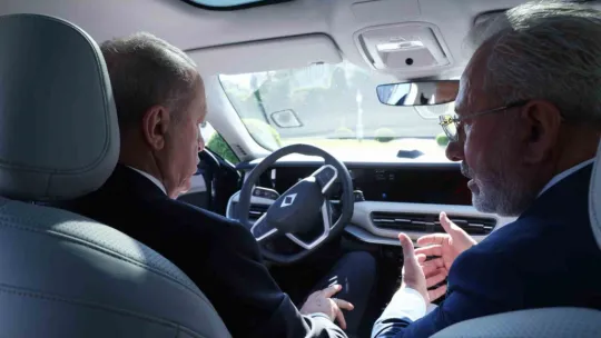 Cumhurbaşkanı Erdoğan, Togg'un yeni modeli T10F'yi test etti