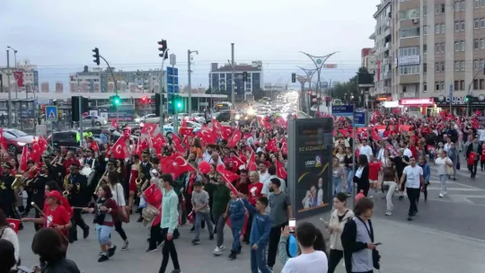 Cumhuriyet'in 100. yıl dönümünde fener alayında buluştular