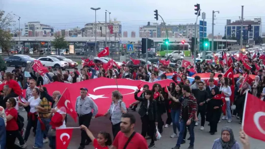 Cumhuriyet'in 100. yıl dönümünde fener alayında buluştular