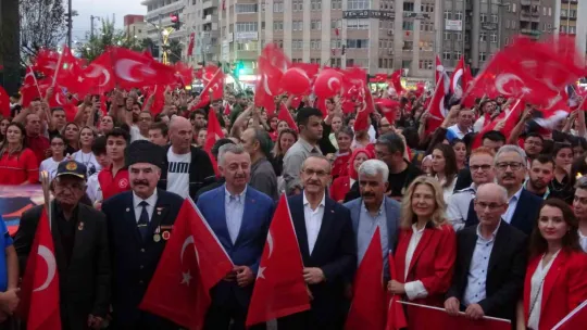 Cumhuriyet'in 100. yıl dönümünde fener alayında buluştular