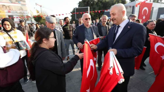 Cumhuriyet'in 99. yılında Türk bayraksız ev kalmayacak