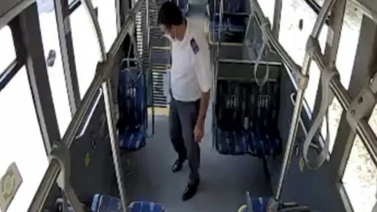 Cüzdanını bulan otobüs sürücüsüne para vererek teşekkür etmeye çalıştı