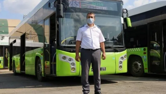 Cüzdanını bulan otobüs sürücüsüne para vererek teşekkür etmeye çalıştı