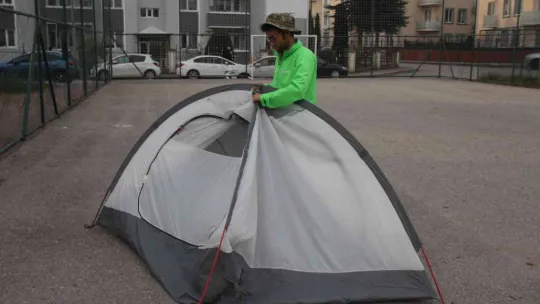 Cüzdanını kaybedince çadır kurdu!