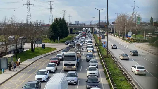 D-100'de 3 araçlık zincirleme kaza: 1 yaralı