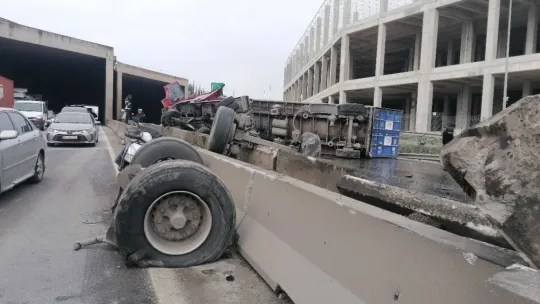 4 araç birbirine girdi, ortalık savaş alanına döndü