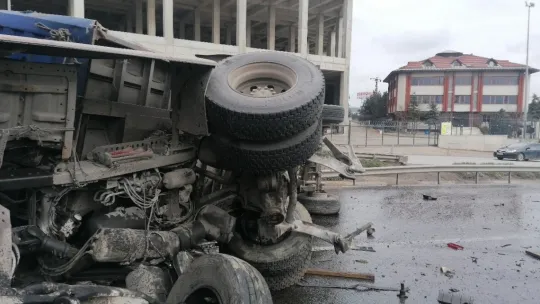 4 araç birbirine girdi, ortalık savaş alanına döndü