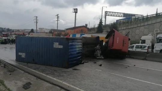 4 araç birbirine girdi, ortalık savaş alanına döndü