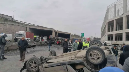 4 araç birbirine girdi, ortalık savaş alanına döndü