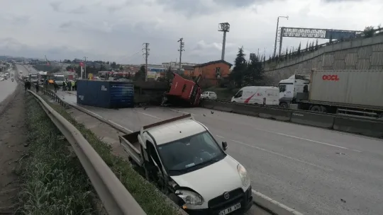 4 araç birbirine girdi, ortalık savaş alanına döndü