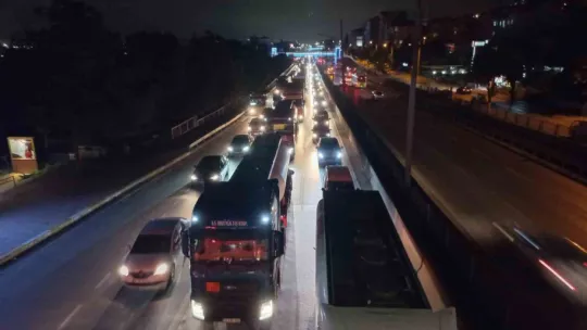 D-100'de 4 araç kazaya karıştı, trafik durma noktasına geldi