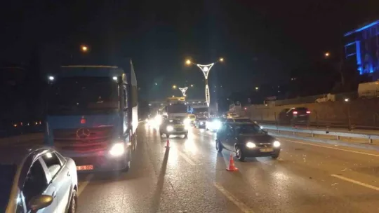 D-100'de 4 araç kazaya karıştı, trafik durma noktasına geldi