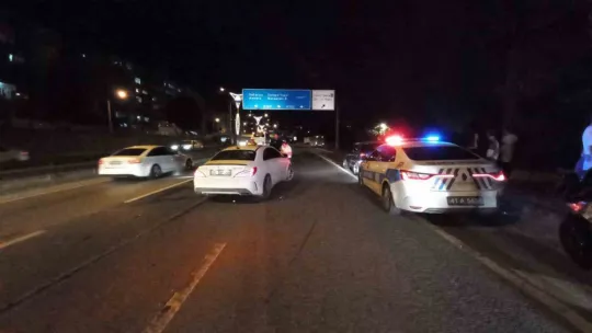 D-100'de 4 araç kazaya karıştı, trafik durma noktasına geldi