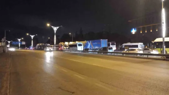 D-100'de 4 araç kazaya karıştı, trafik durma noktasına geldi