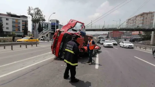 D-100'de arıza yapan otomobile vinç çarptı