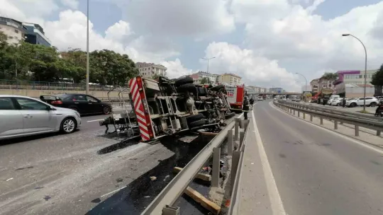 D-100'de arıza yapan otomobile vinç çarptı
